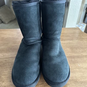 UGG Boots 9 Black Classic Short Suede Upper 5800 - Picture 1 of 17