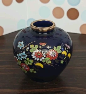 Seiko Vase: Cobalt Blue Porcelain with Enamel Floral Motifs - Picture 1 of 6