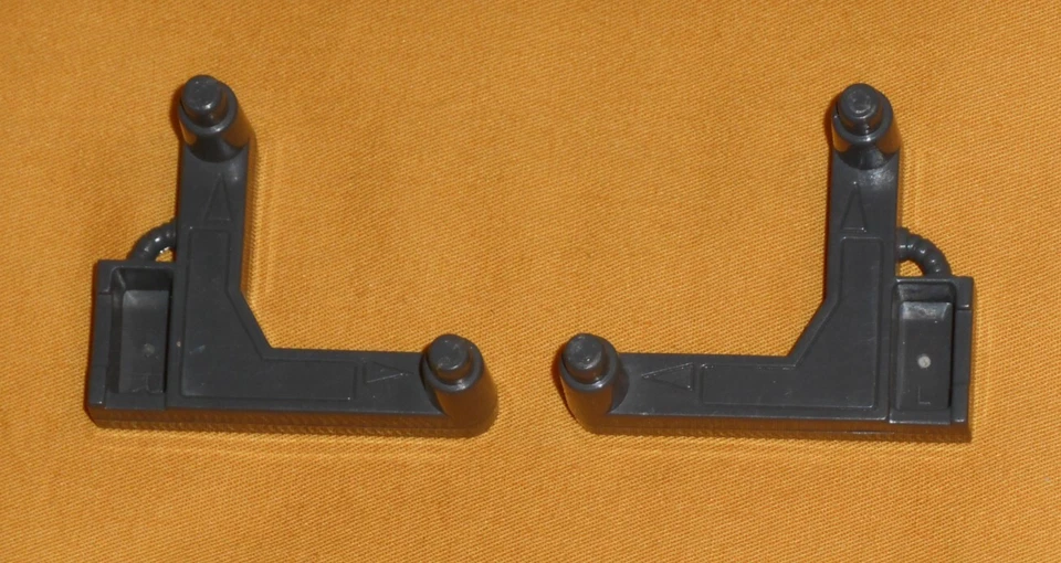 Lote de piezas CONECTOR PIERNA DERECHA E IZQUIERDA TRYPTICON R+L Transformers G1 originales Foto 1 de 1