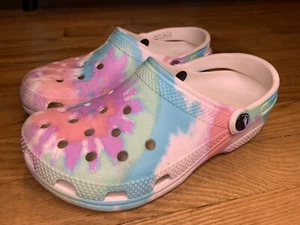 CROCS CLASSIC TIE-dye GRAPHIC CLOG SLIP ON WHITE PINK BLUE M5 W7 - Picture 1 of 7