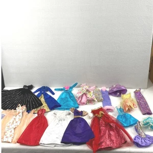 Barbie Puppe Kleidung Paket Mode Outfits Kleider Kleider Rosa & Schwarze Etiketten - Bild 1 von 7