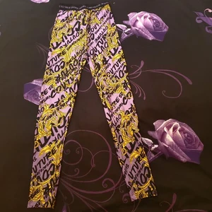 VERSACE JEANS COUTURE Leggings Damen Barock Logo Allover Lila Größe XS/6 - Bild 1 von 18