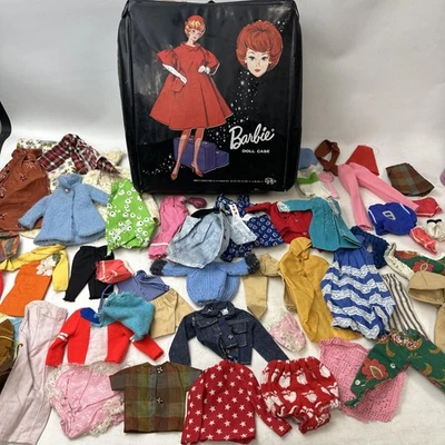 Estuche Barbie Mattel 1963 Estuche de muñeca vintage con ropa de muñeca La mayoría aparece en casa Foto 1 de 4