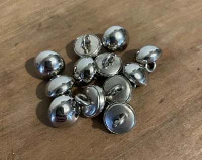 Lot de 12 boutons bombés argentés vintage neuf env 0.8 cm couture mercerie - Photo 1/4