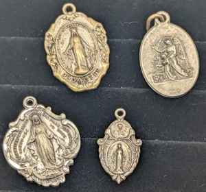 Menge 4 schöne Anhänger Charms Sterling & gemischte Metalle Michael Mary - Bild 1 von 10