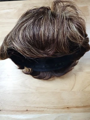 Peluca Pixie corta marrón Foto 1 de 4