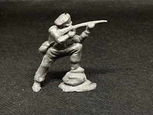 Red Berets Soldier Standing On Rock By Charbens (blue 350) - Picture 1 of 7