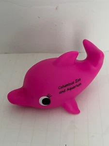 DolliBu Dolphin Bath Buddy Squirter - Floating Pink Rubber Toy Columbus Zoo 4" - Picture 1 of 4