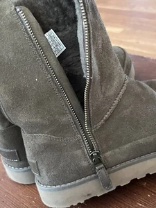 UGG Abree Damengröße 7 US grün Wildleder Leder seitlicher Reißverschluss Mini Stiefel hervorragender Zustand - Bild 1 von 6