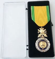 Médaille Ordonnance MÉDAILLE MILITAIRE BRONZE " Valeur et Discipline "  .