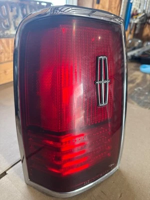 NICE! 1990-1994 Lincoln Town Car LH Drivers Side TailLight Light Housing - Image 1 of 4