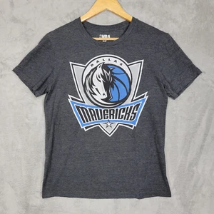 Camiseta NBA Dallas Mavericks Talla Adulto Pequeña S/S Gris Grande Estampado Gráfico - Imagen 1 de 7