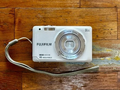 FUJIFILM FinePix JX650 White Compact Digital Camera 97 g Lightweight - Image 1 of 4