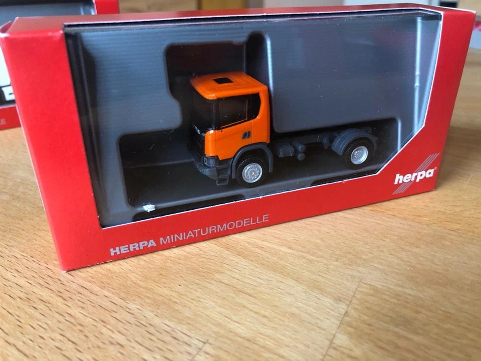 Herpa, 309776 Scania CG 17 4x4 Trattore, Arancione - Immagine 1 di 1