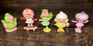 Lotto di 4 minifigure vintage anni 80 fragola shortcake PVC con pappagallo parfait - Foto 1 di 7