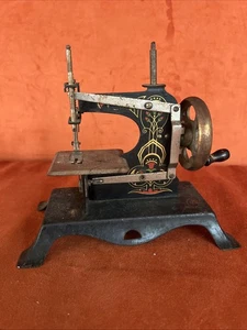 Antike deutsche schwarze Metall Kinder Spielzeug Nähmaschine gemarkt - Bild 1 von 13