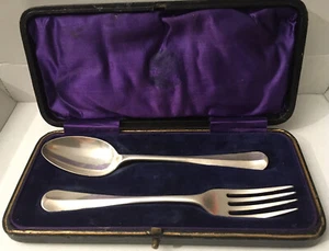 Cased 1922 Chester Hallmark Barker Bros Silver Children Hanoverian Fork & Spoon - Picture 1 of 8