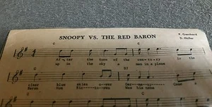 SNOOPY VS. ARTÍCULO DE PERIÓDICO DE PARTITURAS THE RED BARON APLICACIÓN RECORTADA. 6"" x 5"" - Imagen 1 de 3