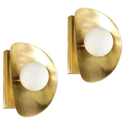 Par de arandelas de vidro fosco e latão escovado modernista forma escudo meados do século - Imagem 1 de 4