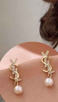 Aretes colgantes románticos de perlas inspirados en Ysl para mujer. Foto 1 de 2