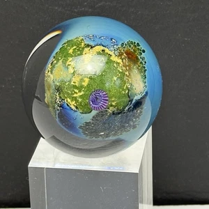 Josh Simpson Bewohnter Planet Planet Planetarische Glasmurmeln mit Ständer 1,75" unsigniert - Bild 1 von 8