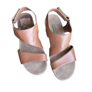 Baretraps Women's Wedge Heel Sandals Tan Brown Faux Vegan Leather Size 8.5 Wide - Picture 1 of 11