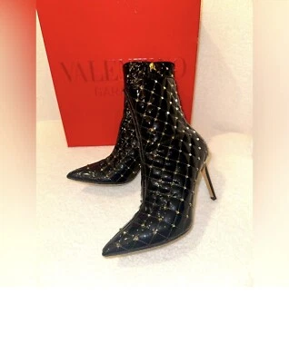 Botín acolchado de charol Valentino Garavani con tacón de espiga. Foto 1 de 4