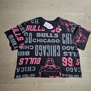 Chicago Bulls NBA Womens Cropped T-Shirt Medium Black Logo AOP 66 ss i4b - Picture 1 of 11