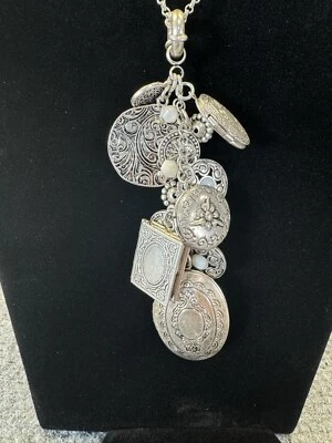 Collar medallones Premier Designs Near And Dear piedras blancas plateadas Foto 1 de 4