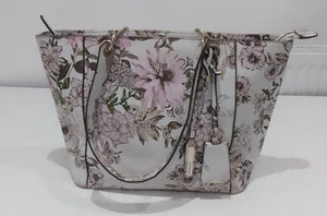Guess Tasche groß Handtasche Kunstleder Etikett Logo Floral Beuteltasche grün Blumen rosa - Bild 1 von 9