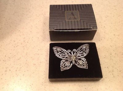 NIB 1995 Avon Beautiful Buterfly Pin Brooch Silvertone Faux Pearls Stunning!!! - Imagem 1 de 4