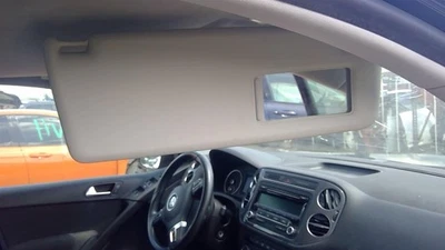 09-2014 15 16 17 18 Toyota Tiguan pasajero derecho parasol beige con iluminación Foto 1 de 4