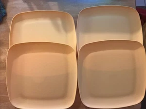 Juego de 4 | Plato de cena cuadrado de plástico Mainstays de 10,5” amarillo plátano sin BPA - Imagen 1 de 2