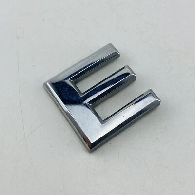 2007-2012 Nissan Versa emblema logotipo carta emblema porta porta porta porta traseira fabricante de equipamento original E61E - Imagem 1 de 4