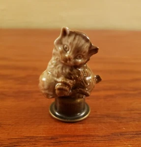 Lamp Finial Cat Kitten with Yarn Shade Topper Ceramic Wade England Vintage  - Picture 1 of 5