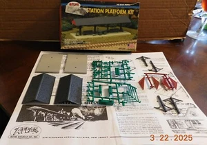 ATLAS Passenger Station Platform #707 - build two or mash together as one - HO - Picture 1 of 8