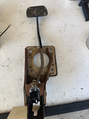 2003 Toyota Corolla Brake Pedal Assembly #B142 - image 1 of 4
