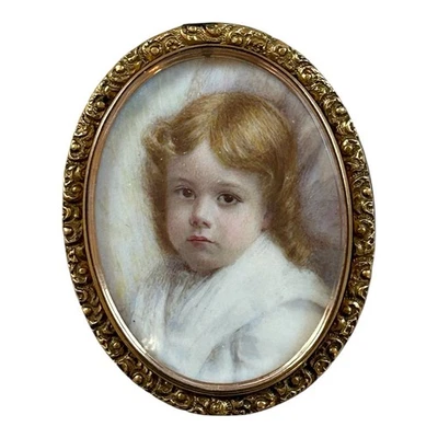 Retrato en miniatura “NIÑO CON CARA DE PUCHERO” pintado a mano marco dorado antiguo Foto 1 de 4