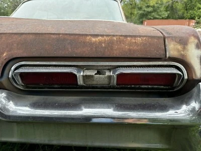 Buick Electra 225 1962 luz trasera carcasa bisel - pasajero derecho Foto 1 de 4