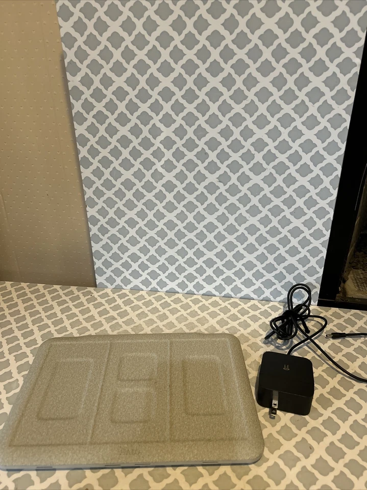 Cargador de teléfono HALO 4 en 1 alfombrilla de carga inalámbrica plateada Foto 1 de 4