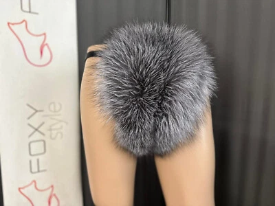 Bikini de piel de zorro azul escarcha doble cara tanga con exterior vert en frente Saga Furs Foto 1 de 3