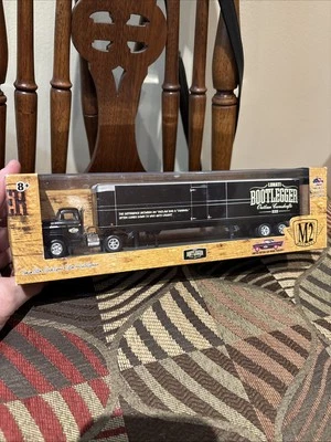 M2 Machines Auto-Hauler 1958 Chevy Spartan LCF & 1957 Bel Air 1:64 Diecast - Image 1 of 4