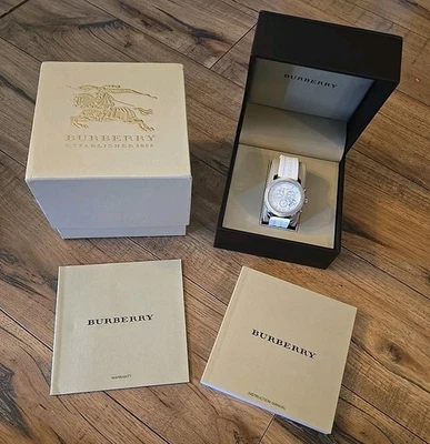 博柏利男士腕表运动计时腕表橡胶白色表带 BU7706 瑞士制造 — 第 1/4 张图片