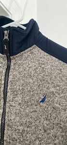 Nautica Jungen Fleecejacke mit durchgehendem Reißverschluss grau & marineblau Größe M 10-12 gebraucht, in einwandfreiem Zustand - Bild 1 von 5