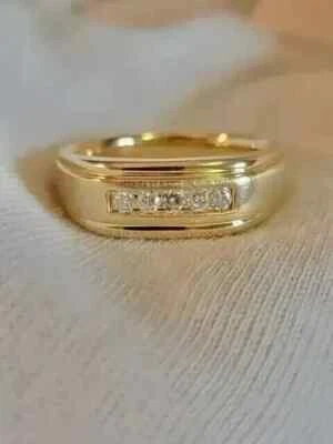 Alianza de boda cruzada de diamantes simulados de corte redondo enchapada en oro amarillo de 14 k Foto 1 de 4