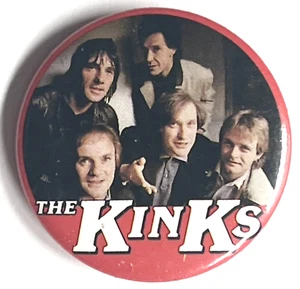 FOTO ORIGINAL VINTAGE DE LA BANDA DE ROCK THE KINKS EN BOTÓN PINBACK DE 1 1/2" TRASERO - Imagen 1 de 3