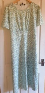 Ladies white daisy & yellow buttercup short bell sleeved long dress size 20 - Picture 1 of 2