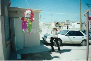 FOTOGRAFÍA ENCONTRADA Color PAYASO PIÑATA Instantánea Original DE COLECCIÓN 111 7 ZZ - Imagen 1 de 1