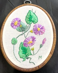 DECORACIÓN DE PARED DE ARO DE BORDADO HECHA A MANO 7 1/2 X 6 PULGADAS OVALADO FLORES PÚRPURAS - Imagen 1 de 6