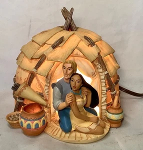 Disney Enesco Pocahontas Luz Nocturna John Smith Cabaña Se Ilumina Con Cable Luz - Imagen 1 de 7